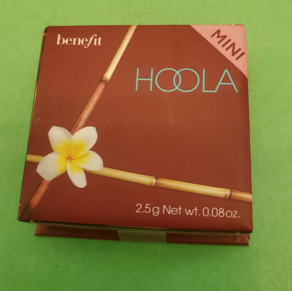 BENEFIT COSMETICS MINI HOOLA Bronzer. BNIB